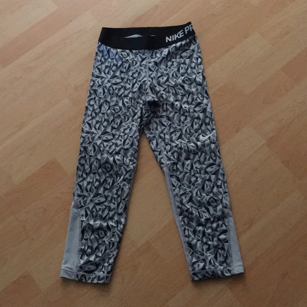 NIKE PRO dry fit Capri workout pants. EUC